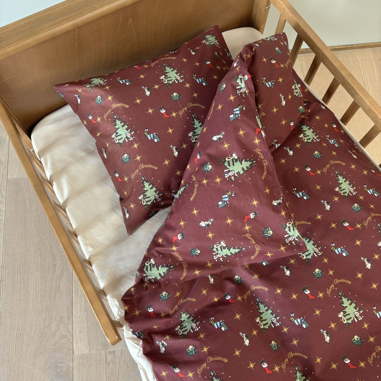 By Mats - Baby sengetøj - 100% Blødt bomuld - 70x100 cm - Christmas Eve