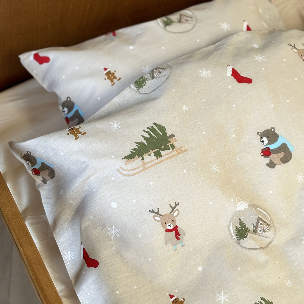 By Mats - Baby sengetøj - 100% Blødt bomuld - 70x100 cm - Cozy Christmas