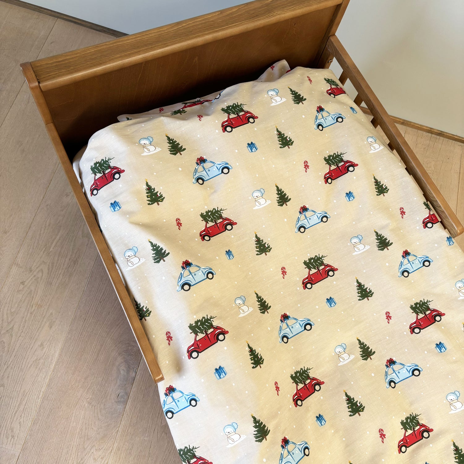 By Mats - Baby sengetøj - 100% Blødt bomuld - 70x100 cm - Christmas Drive