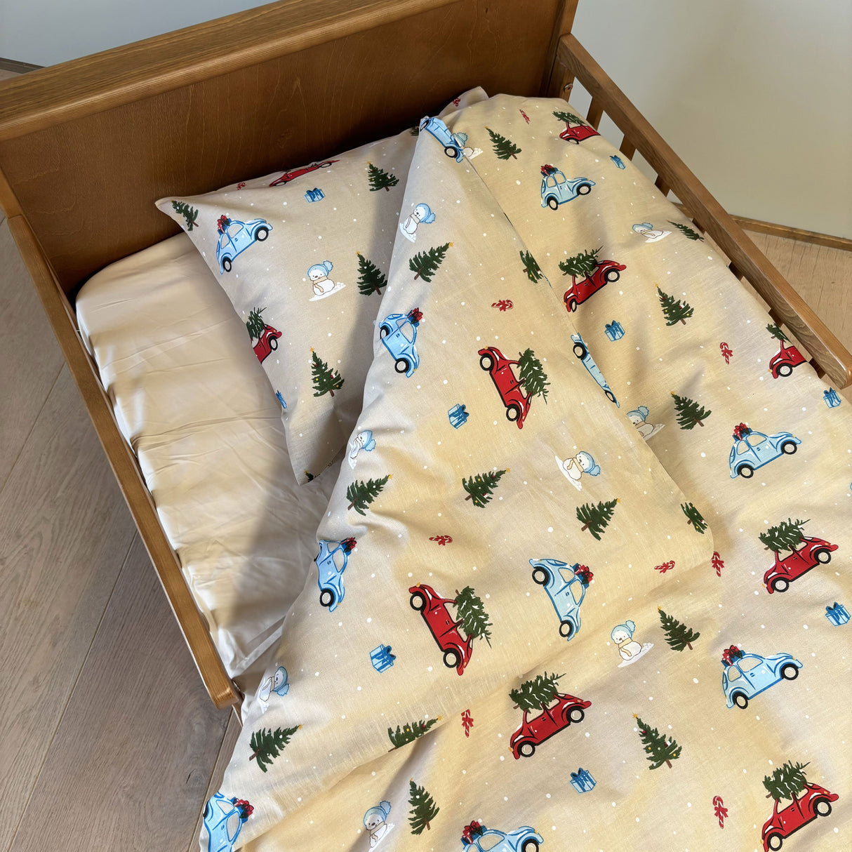 By Mats - Baby sengetøj - 100% Blødt bomuld - 70x100 cm - Christmas Drive