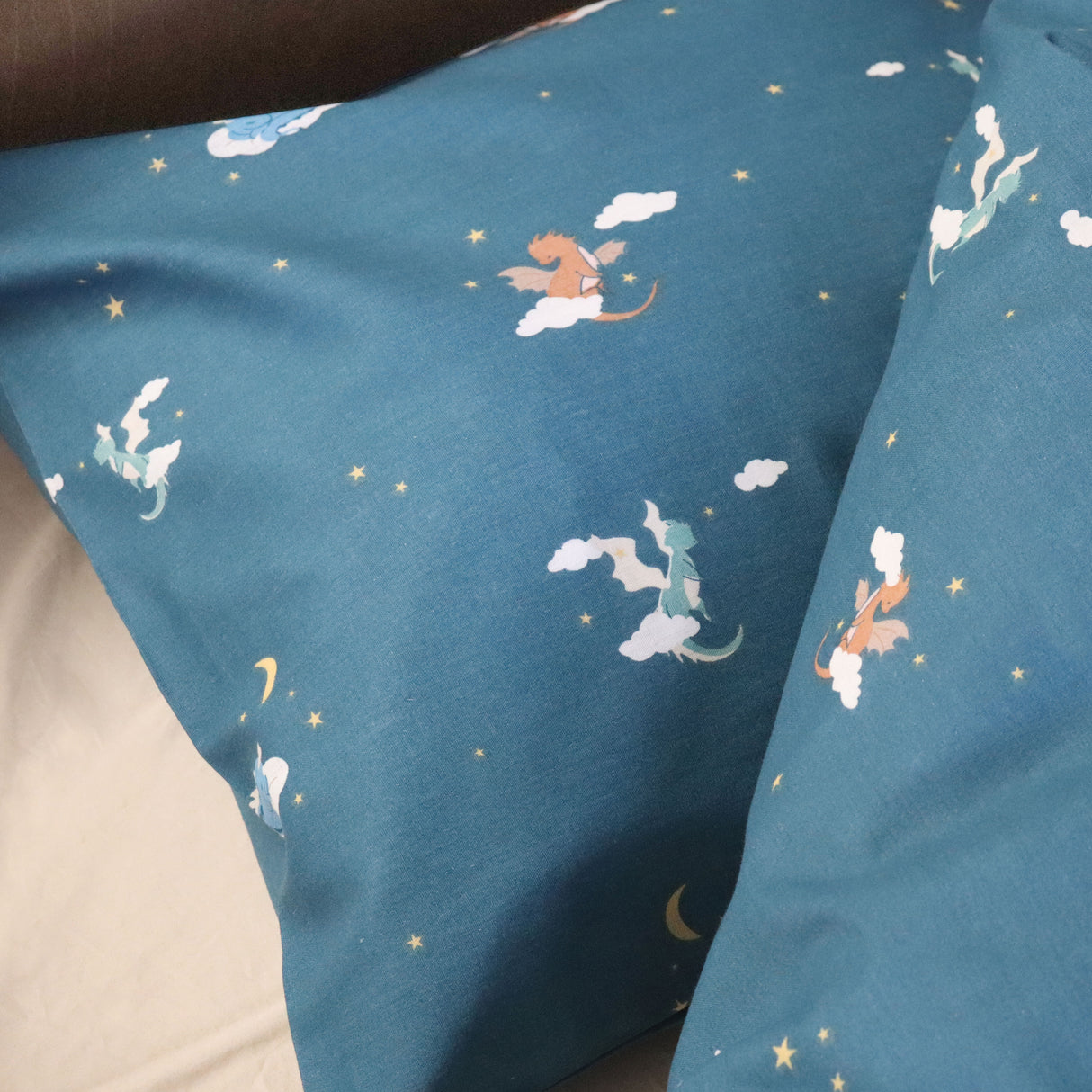 By Mats - Junior sengetøj - 100% Blødt bomuld - 100x140 cm - Dragon Sky