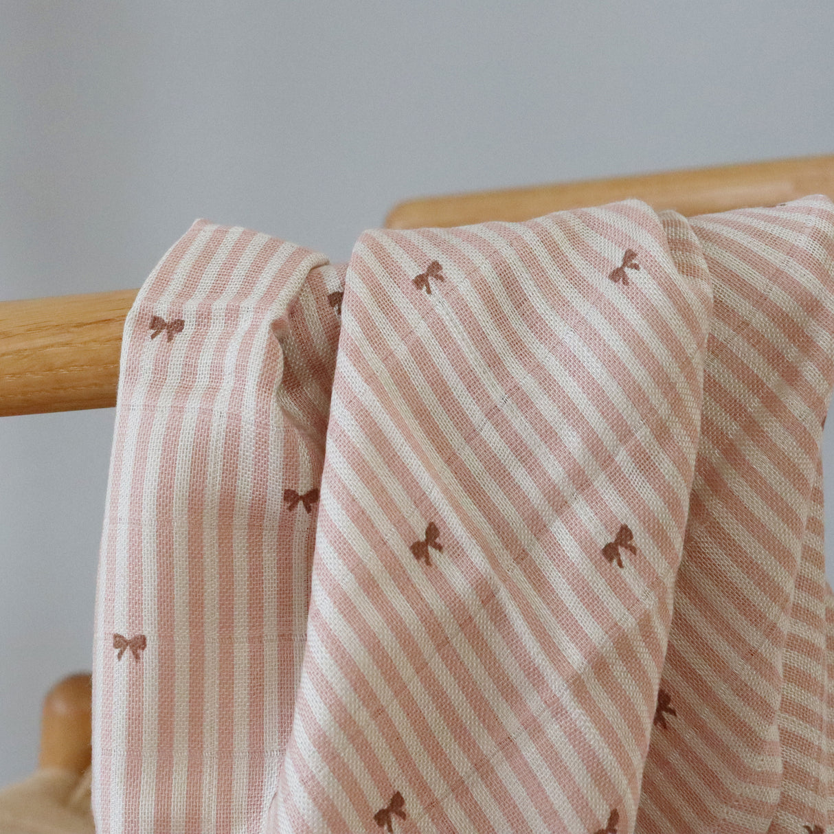 nuuroo - Bambus svøb - 100% bambus - 110x110 cm - Stripe Bow