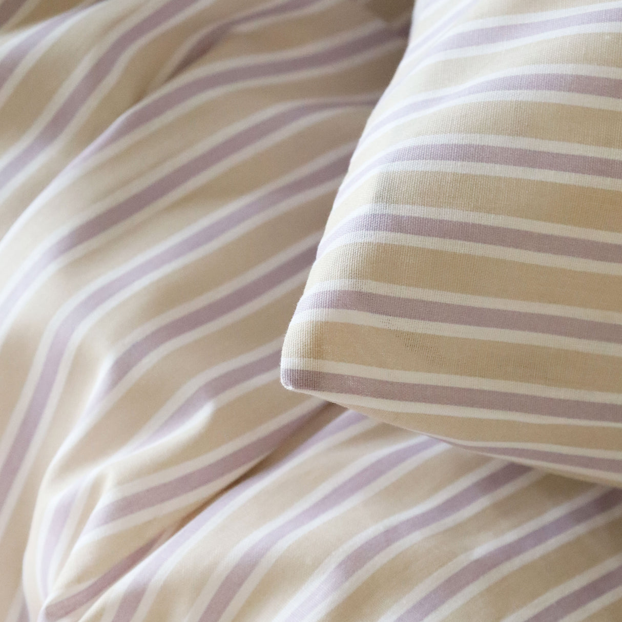 By Mats - Baby sengetøj - 100% Blødt bomuld - 70x100 cm - Lavender Stripe