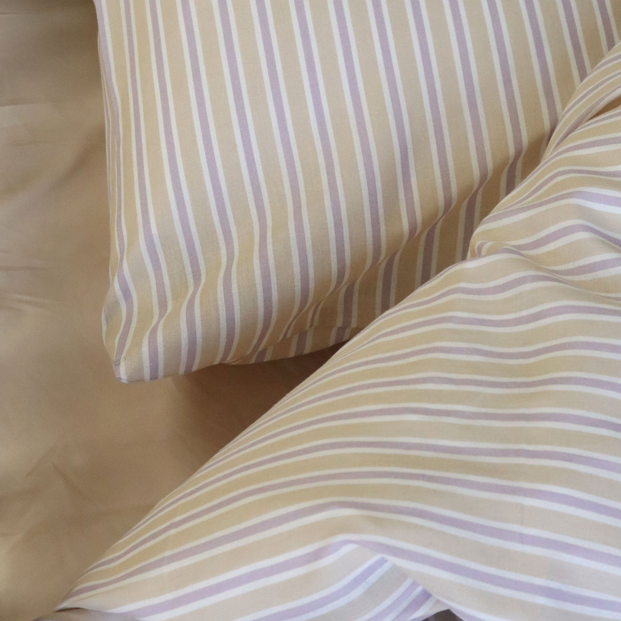 By Mats - Baby sengetøj - 100% Blødt bomuld - 70x100 cm - Lavender Stripe