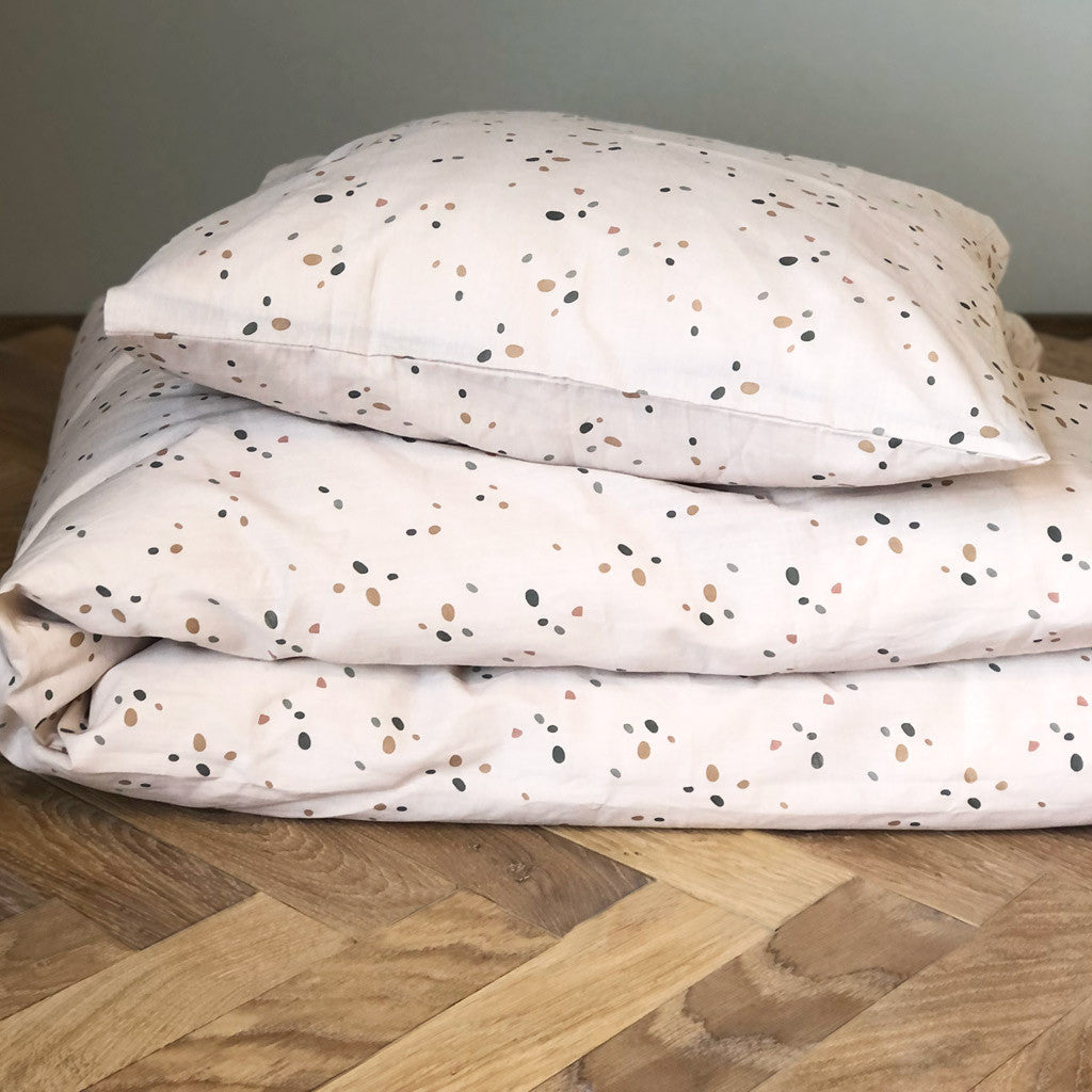 Petu Petu - Junior sengetøj - 100% Blødt bomuld - Råhvid med prikker