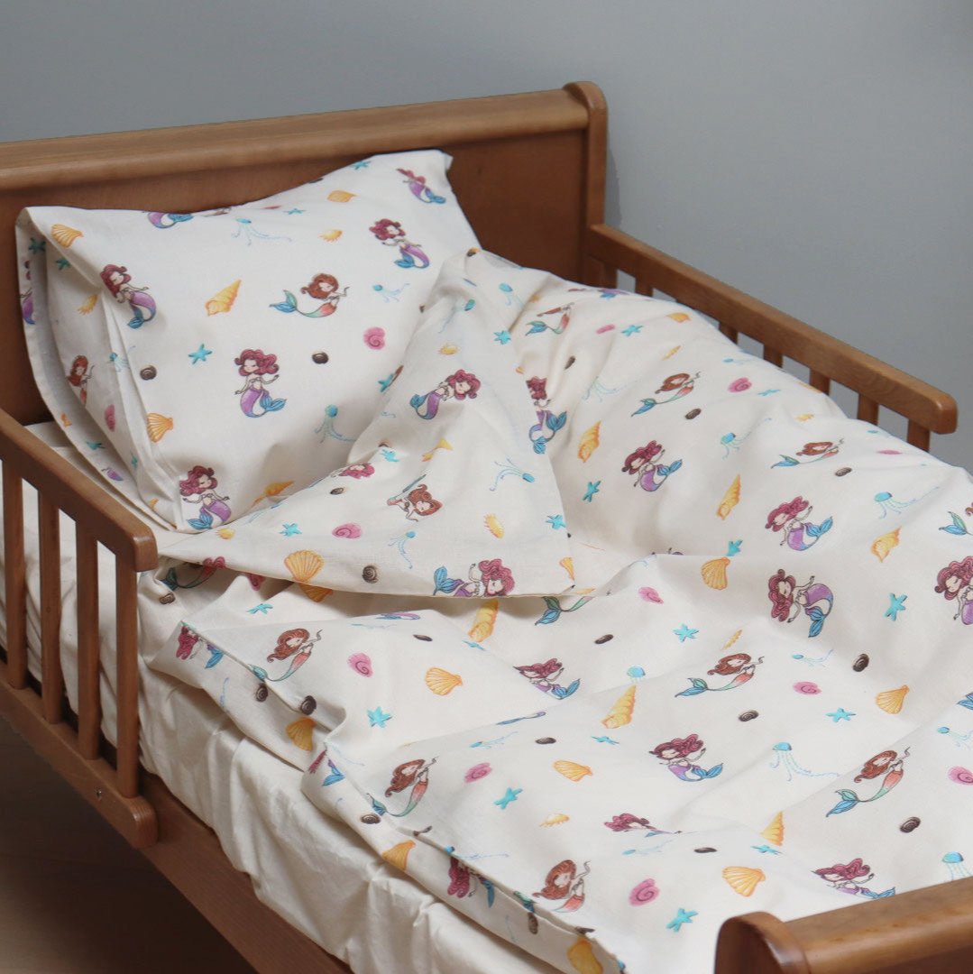 By Mats - Junior sengetøj - 100% Blødt bomuld - Råhvid med havfruer