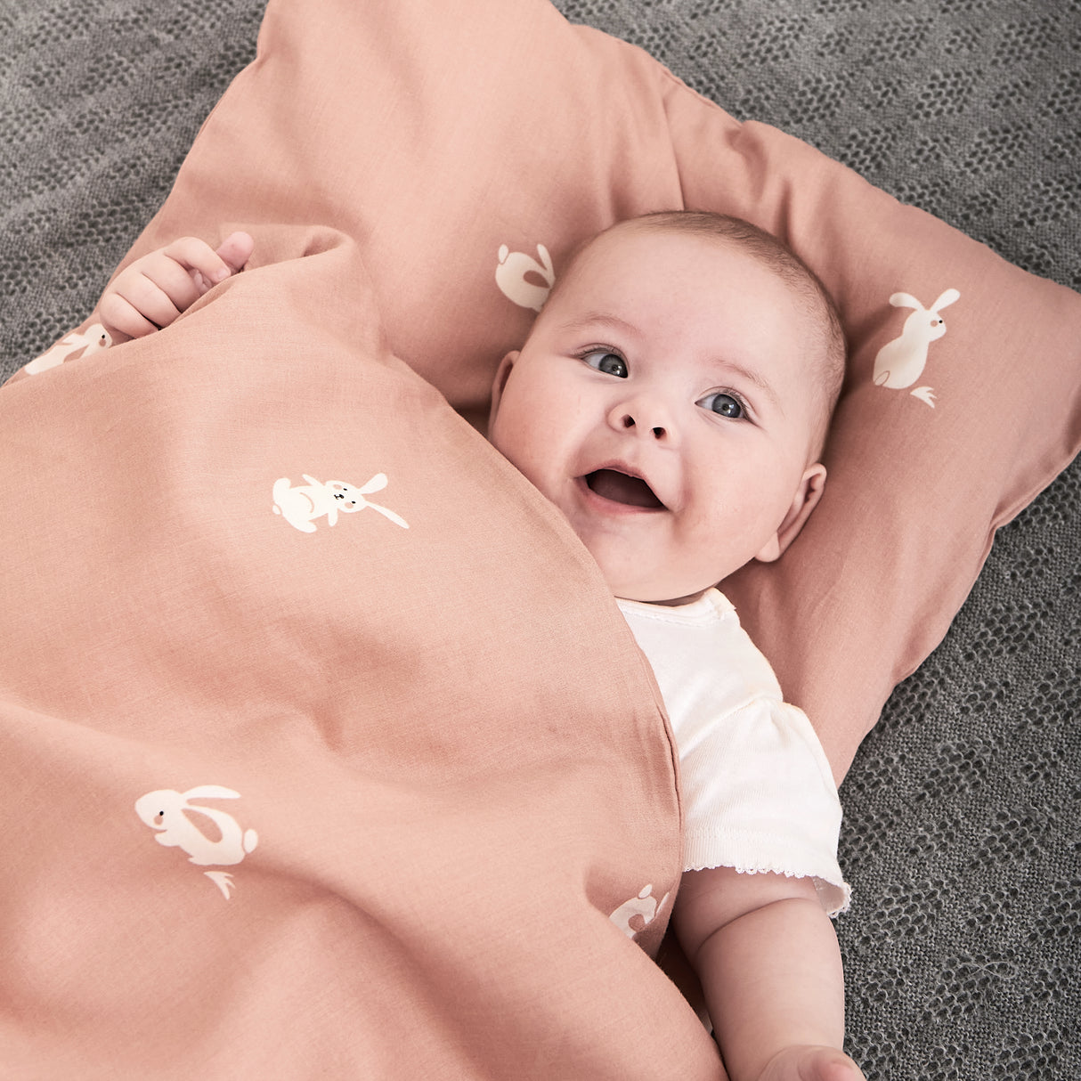 Roommate - Baby sengetøj - 100% økologisk bomuldssatin - 70x100 40x45 cm - Rabbit