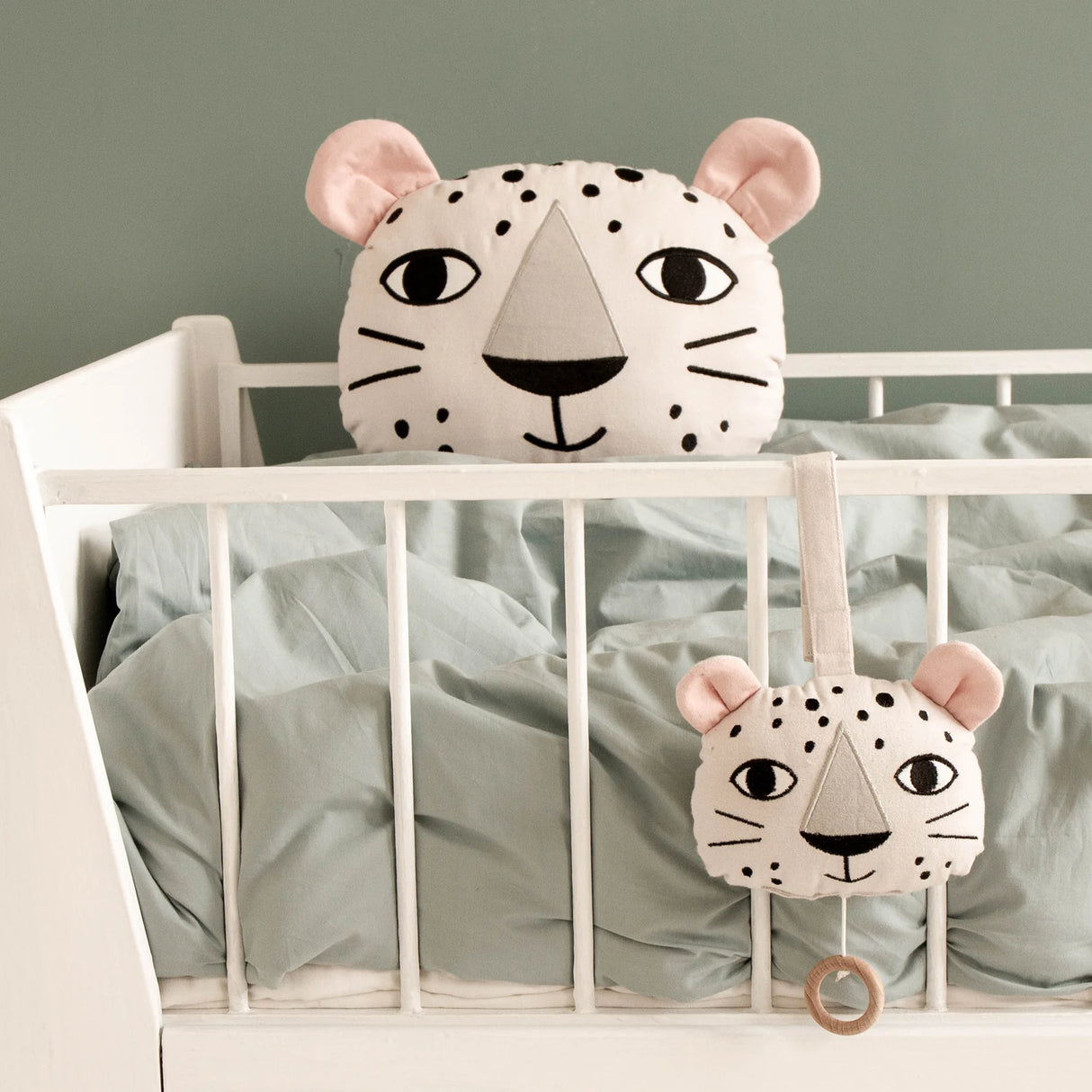 Roommate - Musikuro - Uro med Brahms' Lullaby - Økologisk bomuld - 17 cm