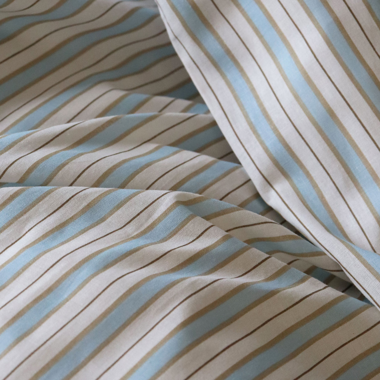 By Mats - Junior sengetøj - 100% Blødt bomuld - 100x140 cm - Sky Blue Stripe