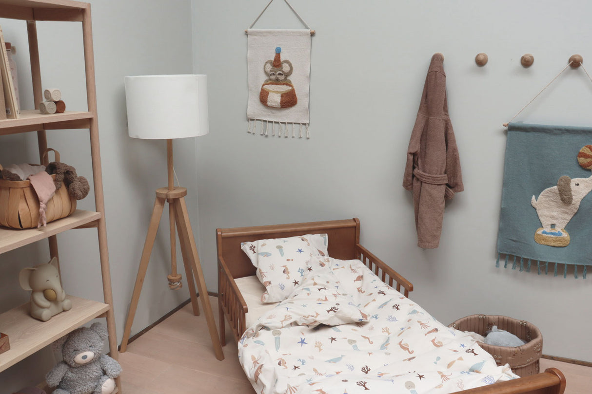 By Mats - Junior sengetøj - 100% Blødt bomuld - Råhvid med undervandsmotiver