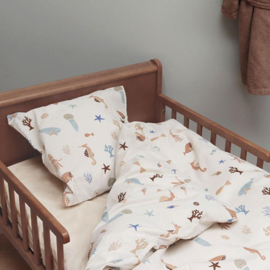 By Mats - Junior sengetøj - 100% Blødt bomuld - Råhvid med undervandsmotiver