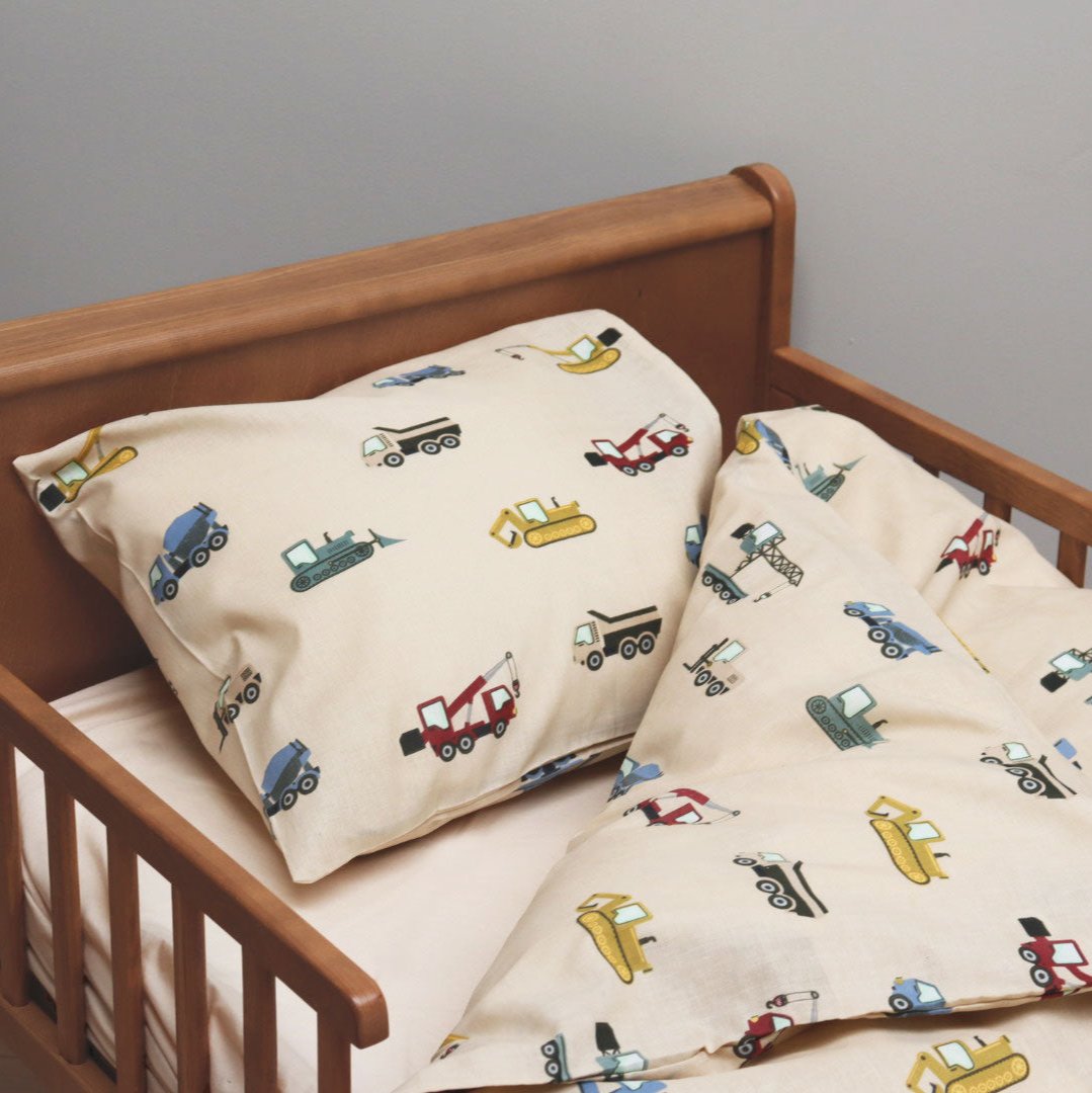 By Mats - Baby sengetøj - 100% Blødt bomuld - Working machines