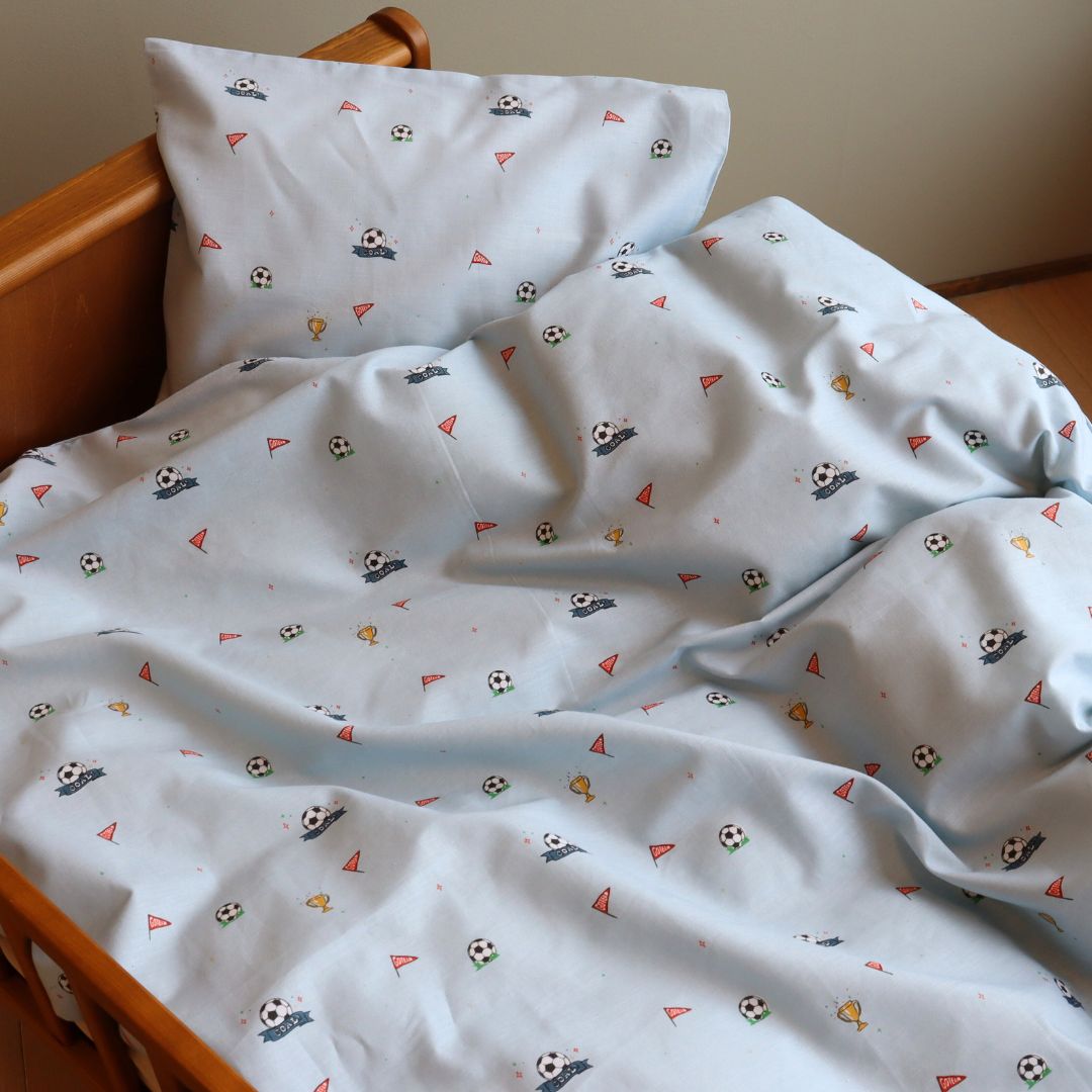 By Mats - Baby sengetøj - 100% Blødt bomuld - 70x100 cm - Football