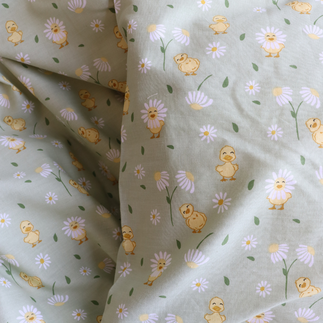 By Mats - Baby sengetøj - 100% Blødt bomuld - 70x100 cm - Ducklings