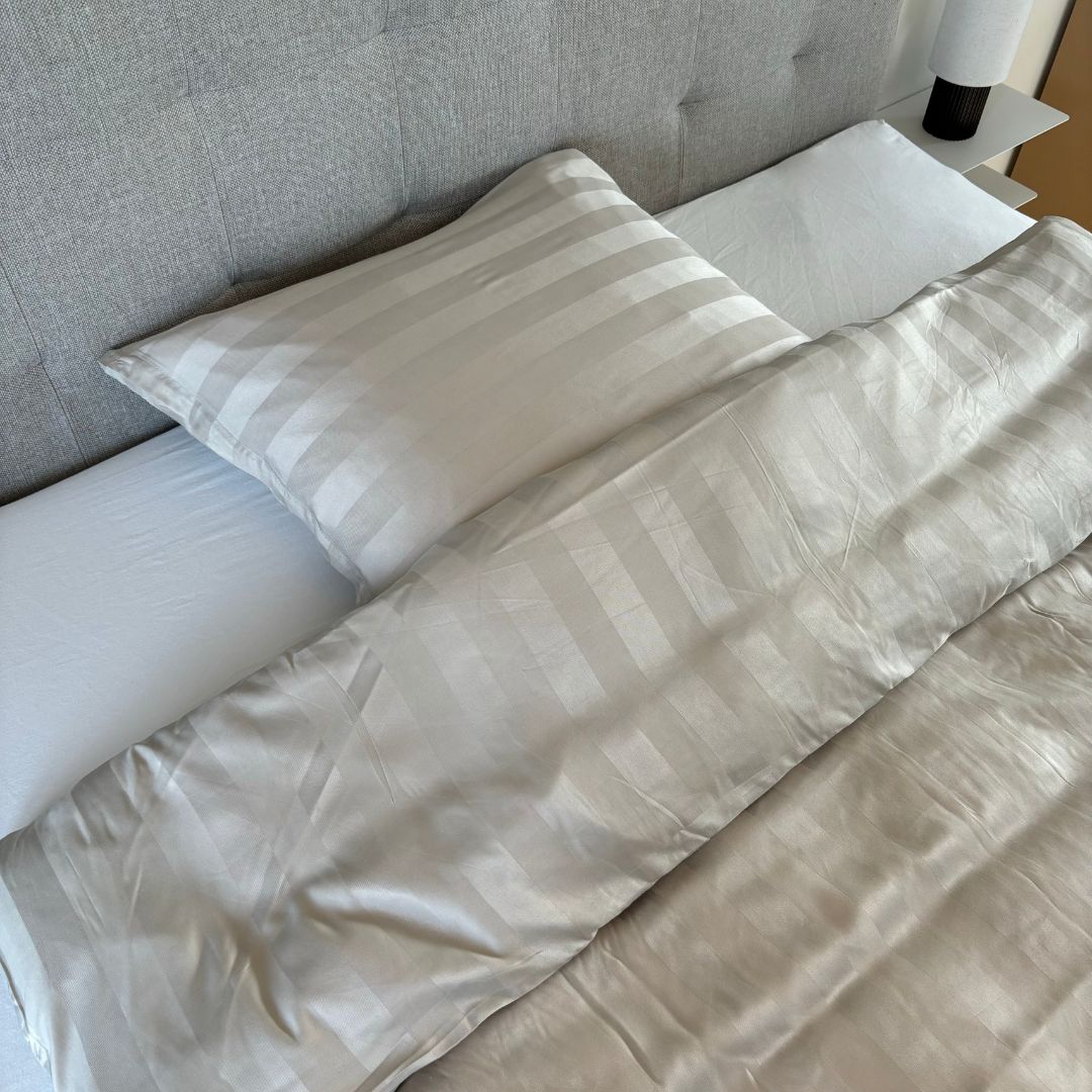 B - Senior sengetøj - 140x200 cm - 100% Bambus - Beige stripe