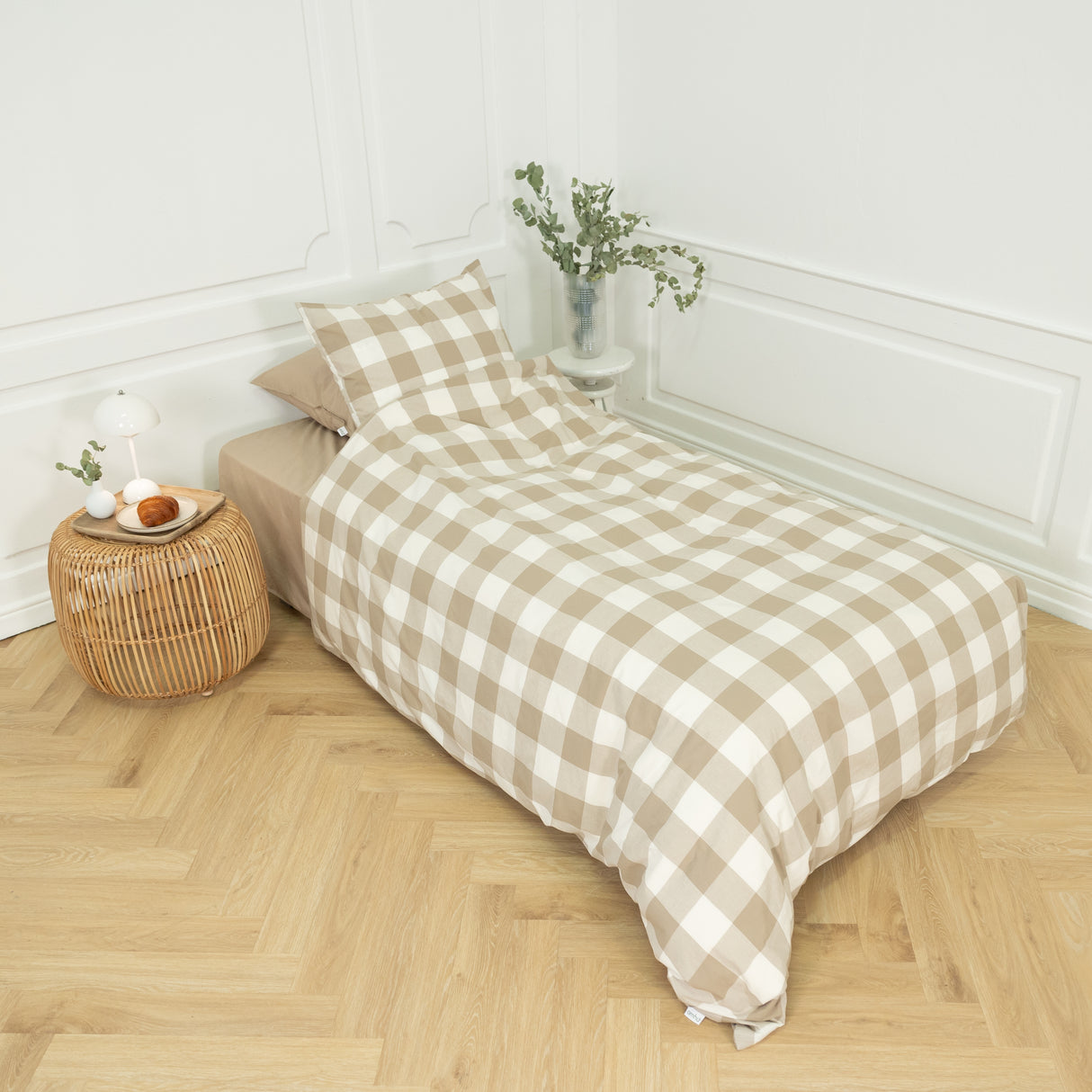 Omhu - Senior sengetøj - 135x200, 80x80 cm - Blok tern; Beige / hvid