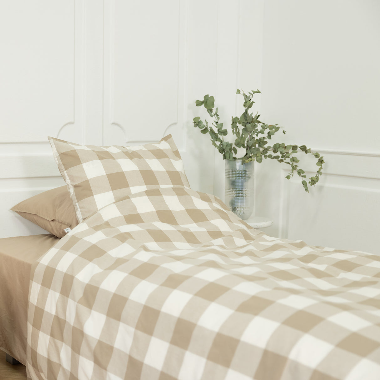 Omhu - Senior sengetøj - 135x200, 80x80 cm - Blok tern; Beige / hvid