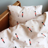 By Mats - Baby sengetøj - 100% Blødt bomuld - 70x100 cm - Toy Soldier