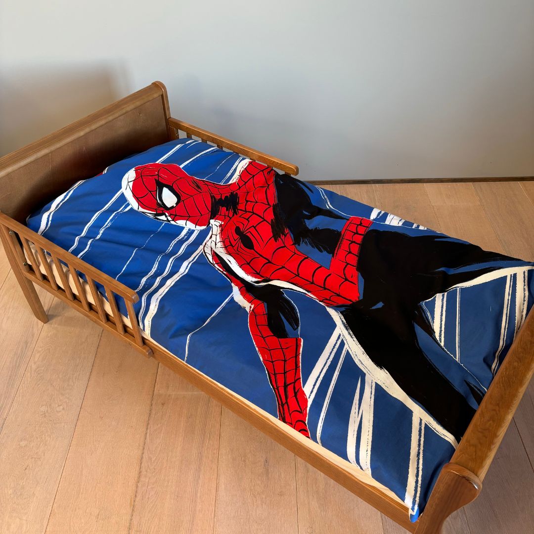 B - Junior sengetøj - Selvlysende sengetøj - 100x140 cm - 100% Bomuld - Spiderman