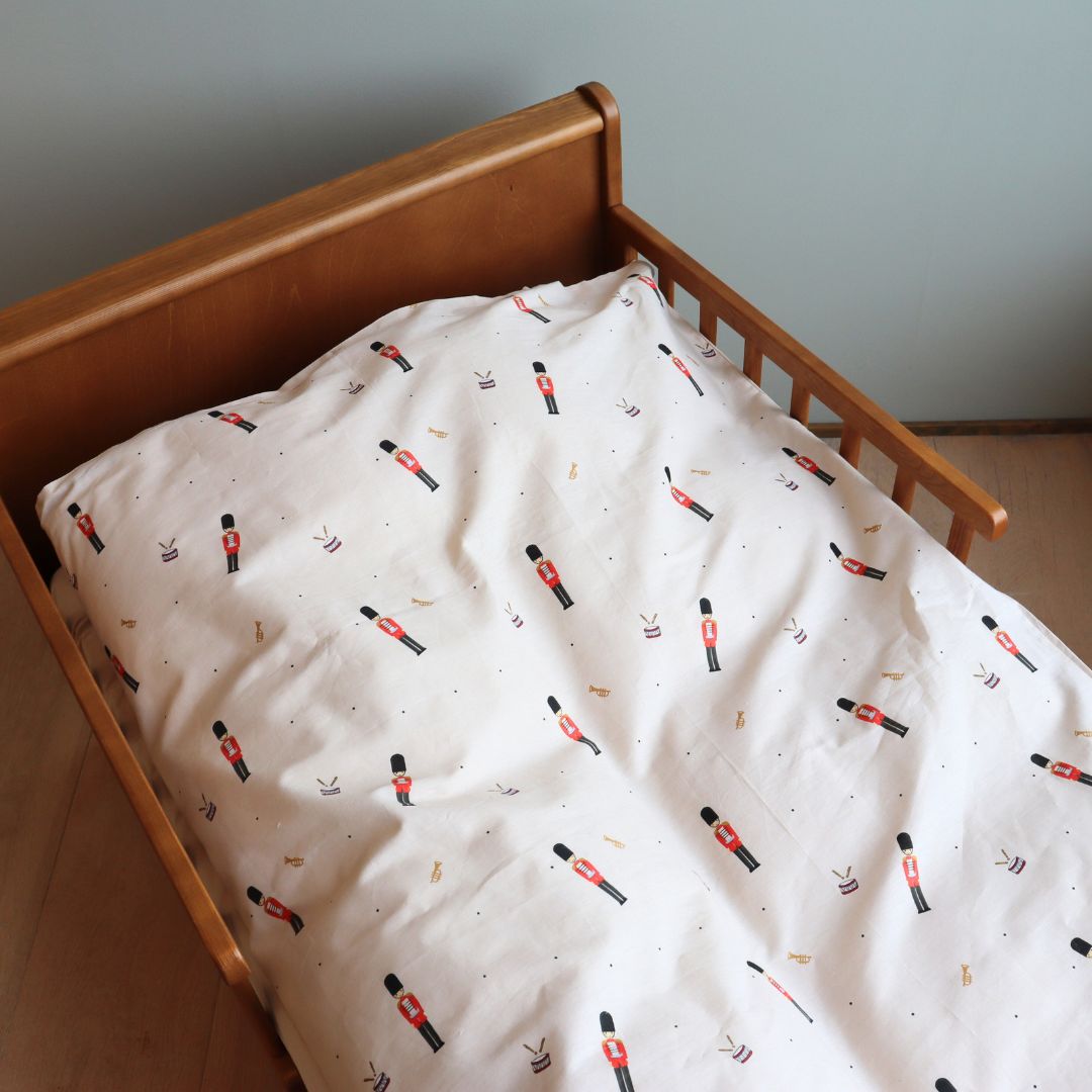 By Mats - Baby sengetøj - 100% Blødt bomuld - 70x100 cm - Toy Soldier