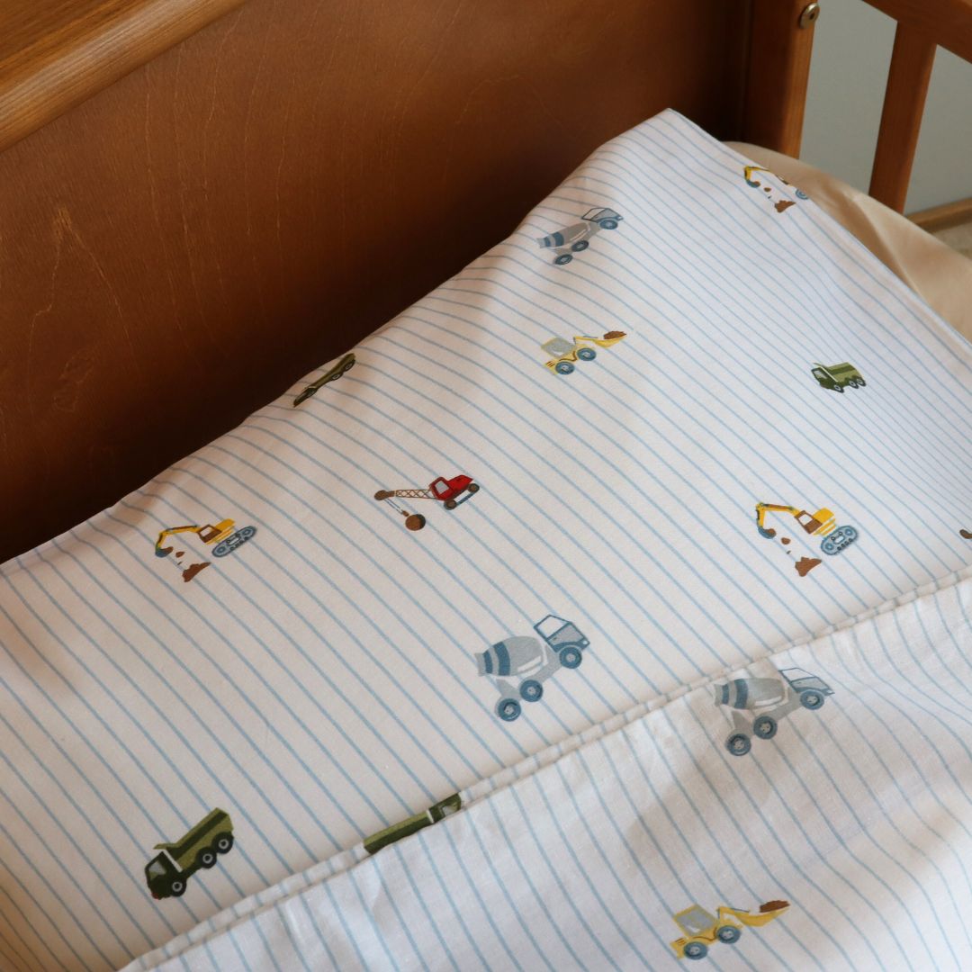 By Mats - Baby sengetøj - 100% Blødt bomuld - 70x100 cm - Excavators