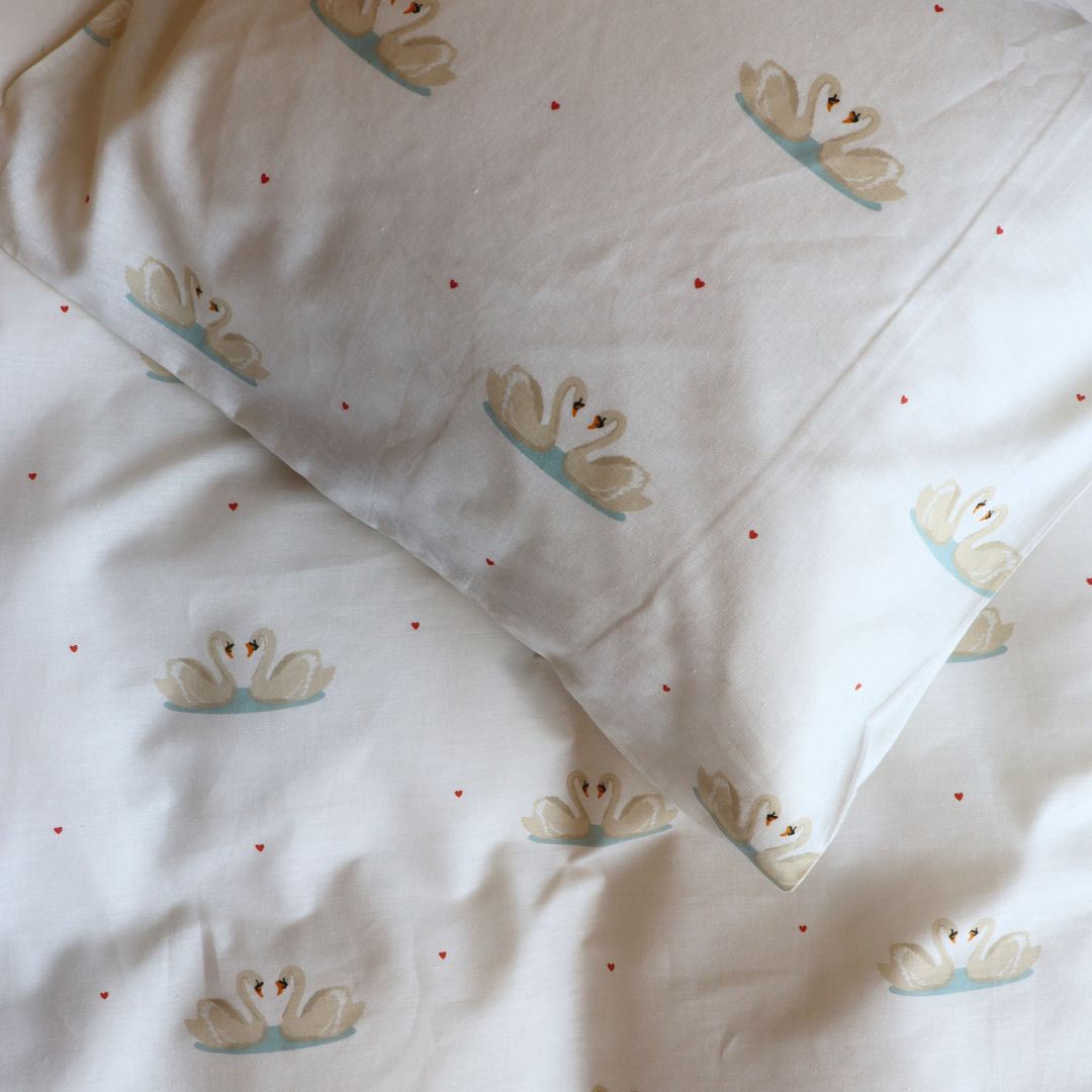 By Mats - Baby sengetøj - 100% Blødt bomuld - 70x100 cm - Swan love