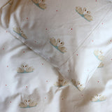 By Mats - Baby sengetøj - 100% Blødt bomuld - 70x100 cm - Swan love