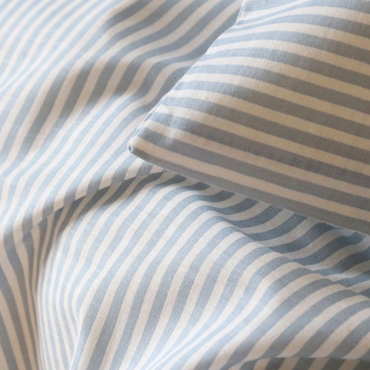 By Mats - Baby sengetøj - 100% Blødt bomuld - 70x100 cm - Blue Pin Stripe