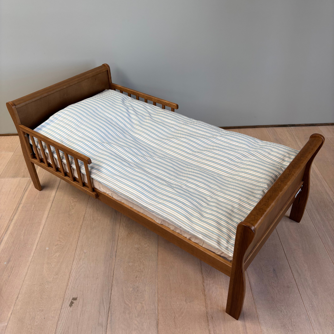 By Mats - Baby sengetøj - 100% Blødt bomuld - 70x100 cm - Sky Blue Stripe