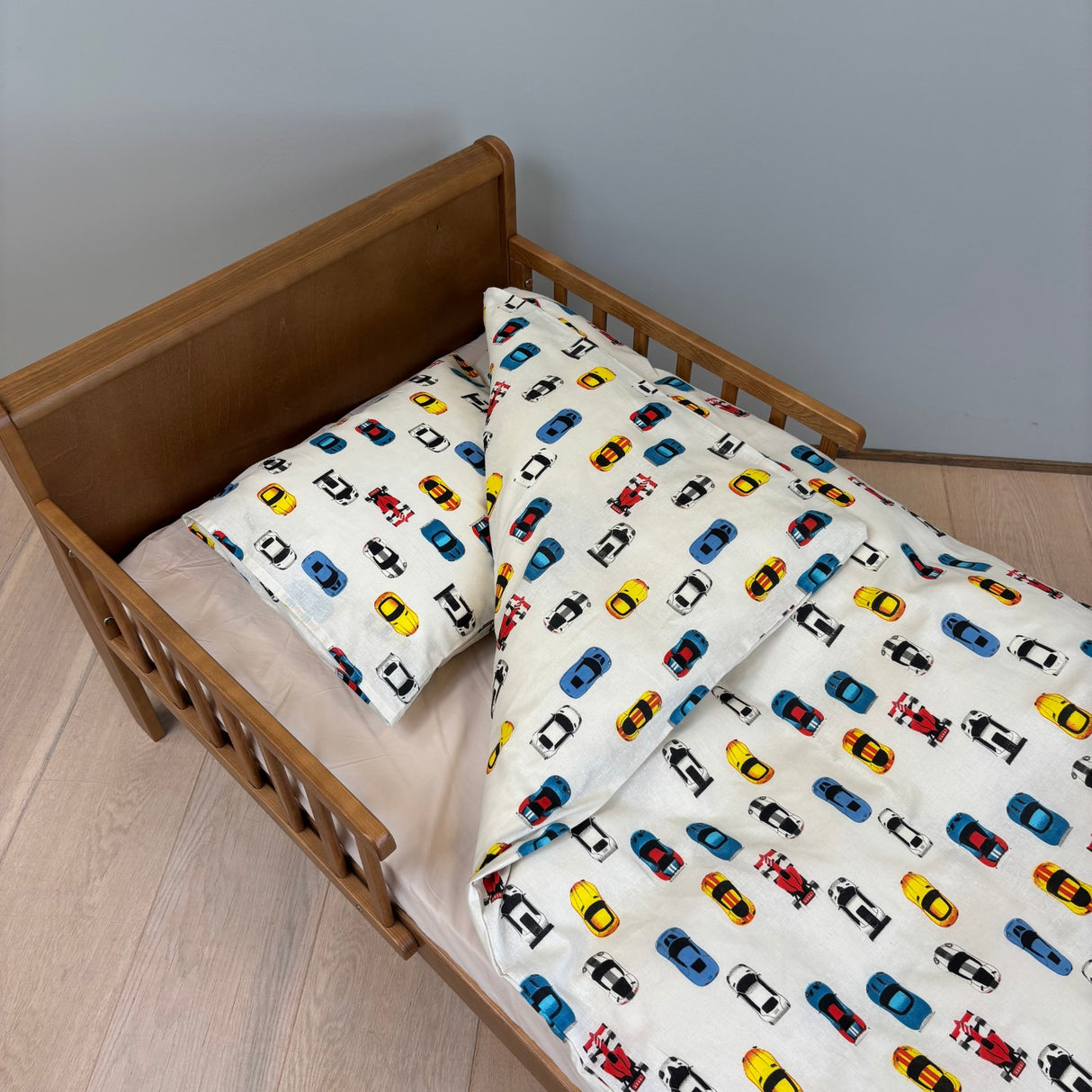 By Mats - Junior sengetøj - 100% Blødt bomuld - 100x140 cm - Racing Cars
