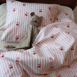 By Mats - Baby sengetøj - 100% Blødt bomuld - 70x100 cm - Cherry Bow