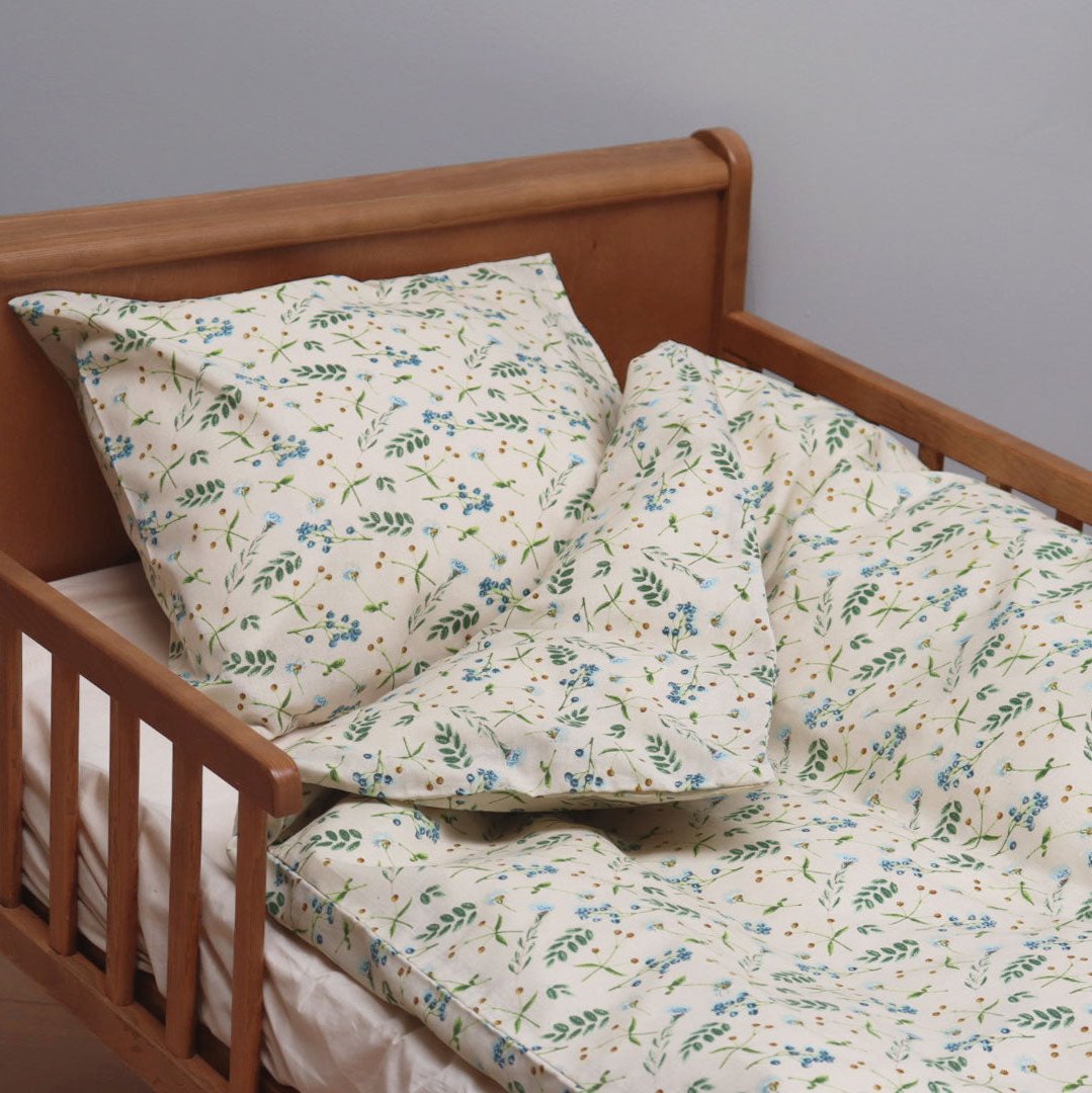 By Mats - Baby sengetøj - 100% Blødt bomuld - Beige med blomster