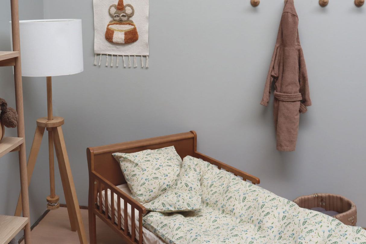 By Mats - Baby sengetøj - 100% Blødt bomuld - Beige med blomster