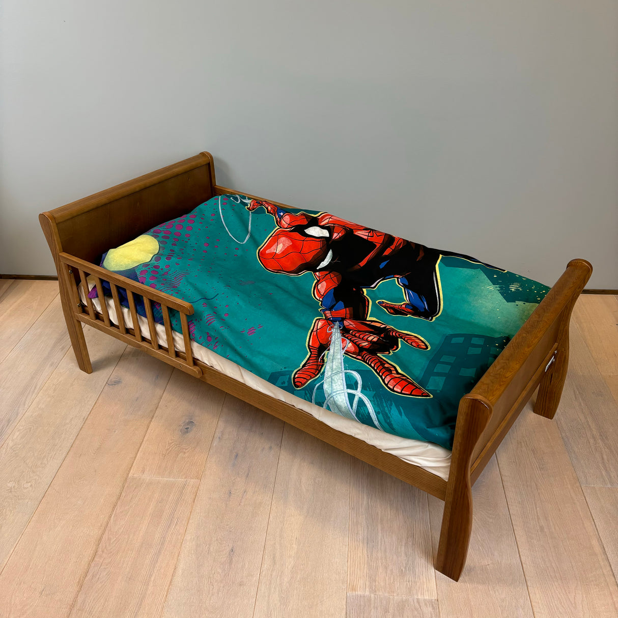 B - Junior sengetøj - 100x135 cm - 100% Bomuld - Spiderman