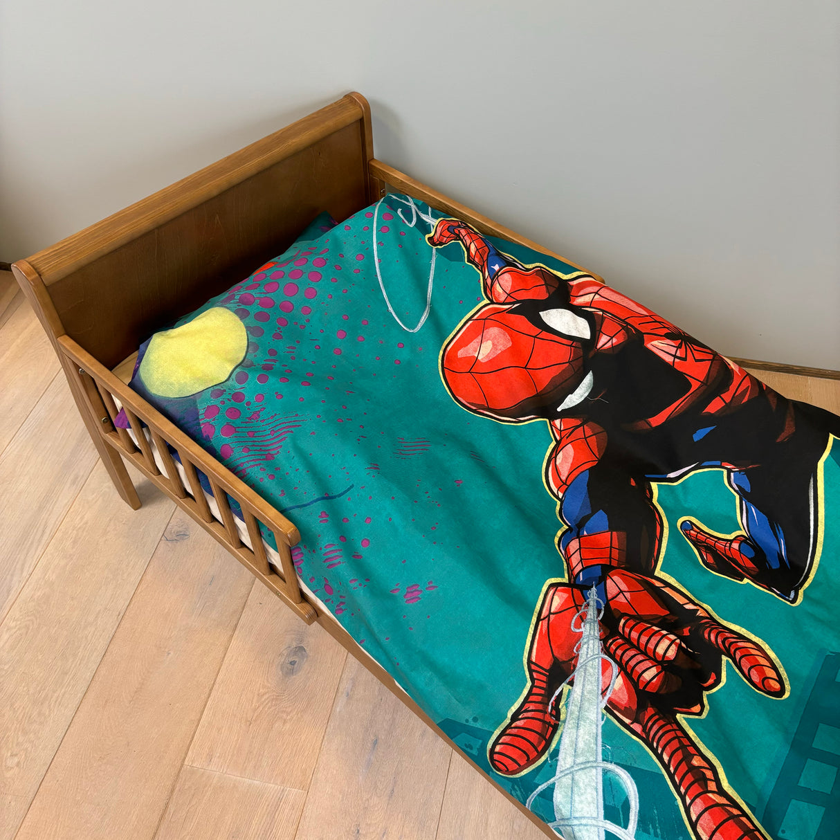 B - Junior sengetøj - 100x135 cm - 100% Bomuld - Spiderman
