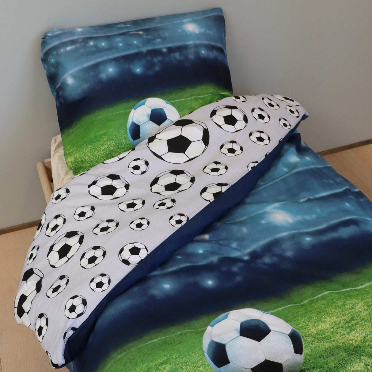 B - Junior sengetøj - 100% bomuld - 100x140 - Fodbold stadium