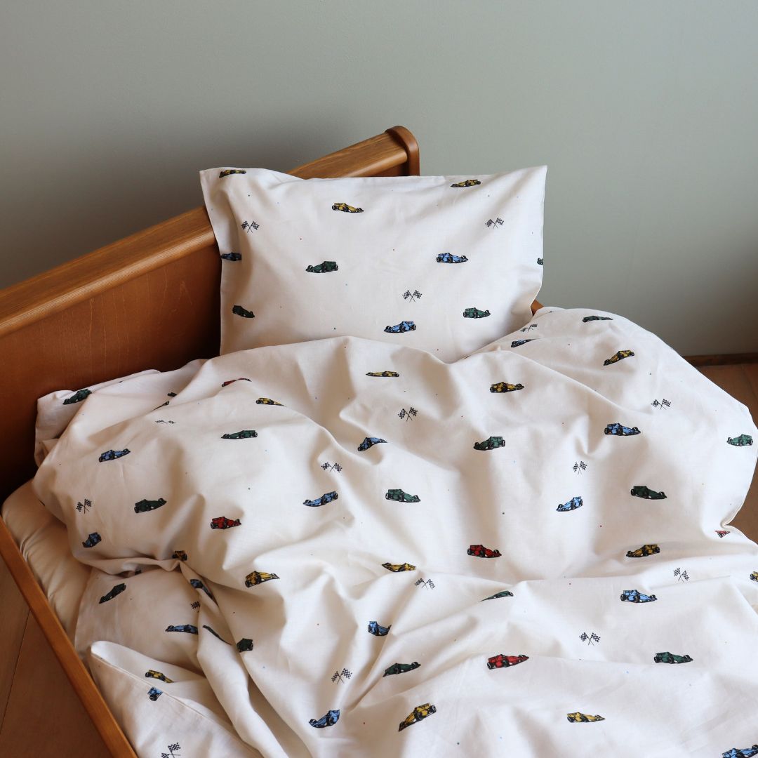 By Mats - Baby sengetøj - 100% Blødt bomuld - 70x100 cm - Race cars