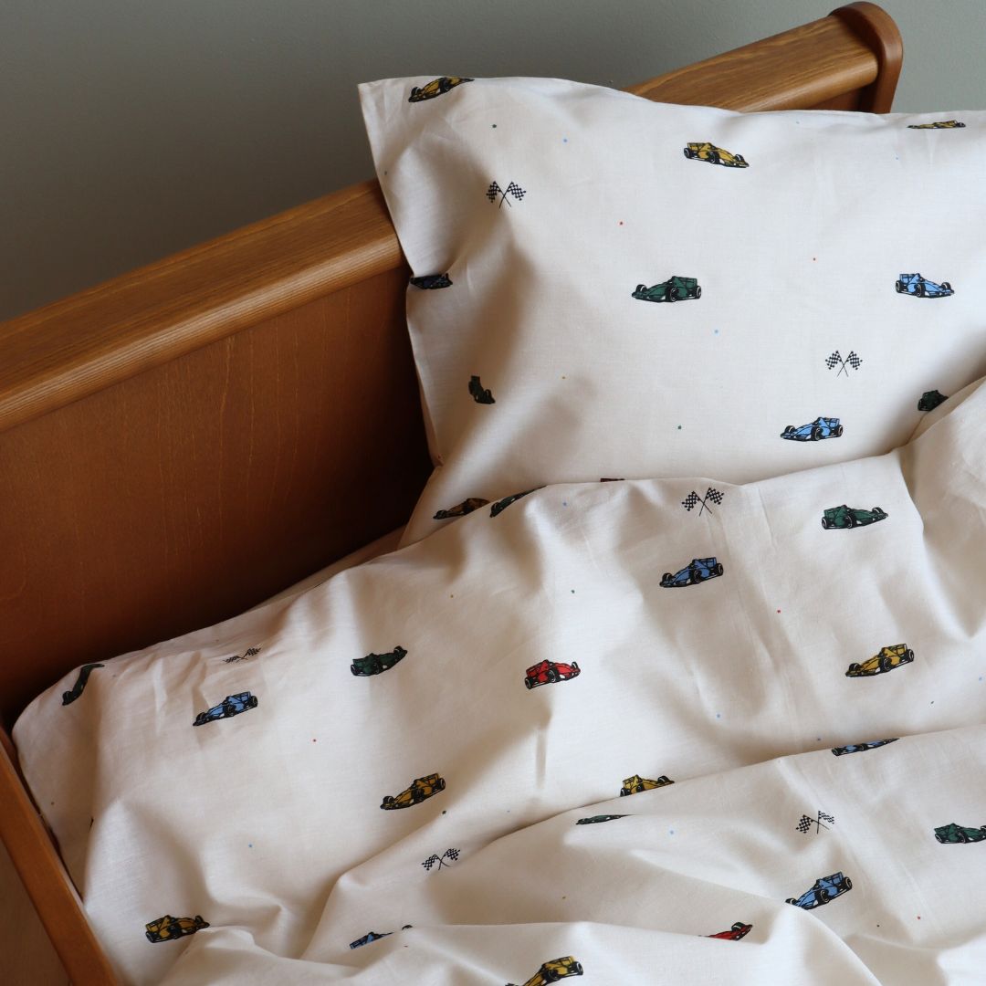 By Mats - Baby sengetøj - 100% Blødt bomuld - 70x100 cm - Race cars