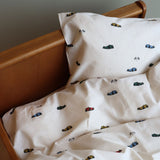 By Mats - Baby sengetøj - 100% Blødt bomuld - 70x100 cm - Race cars