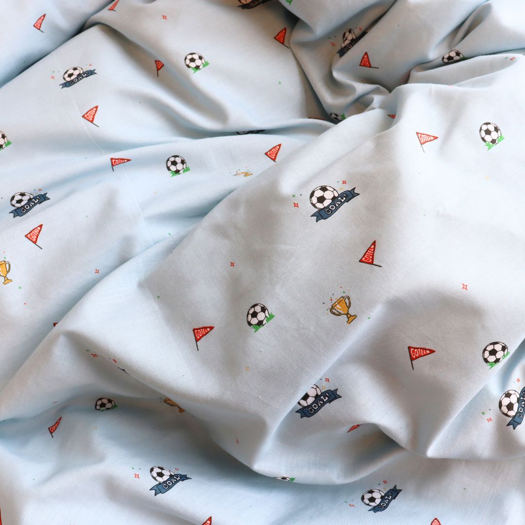 By Mats - Baby sengetøj - 100% Blødt bomuld - 70x100 cm - Football