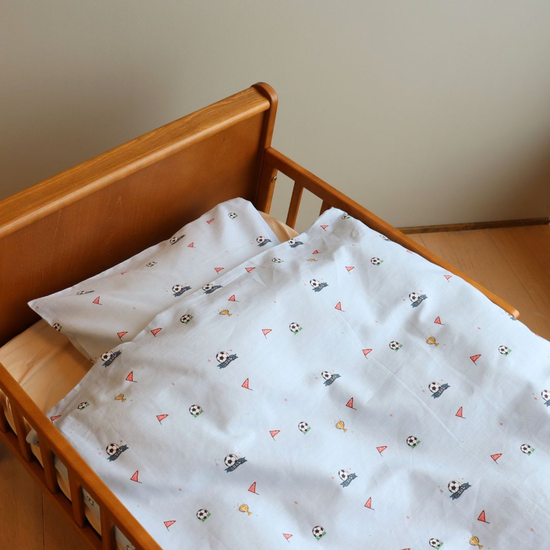 By Mats - Baby sengetøj - 100% Blødt bomuld - 70x100 cm - Football