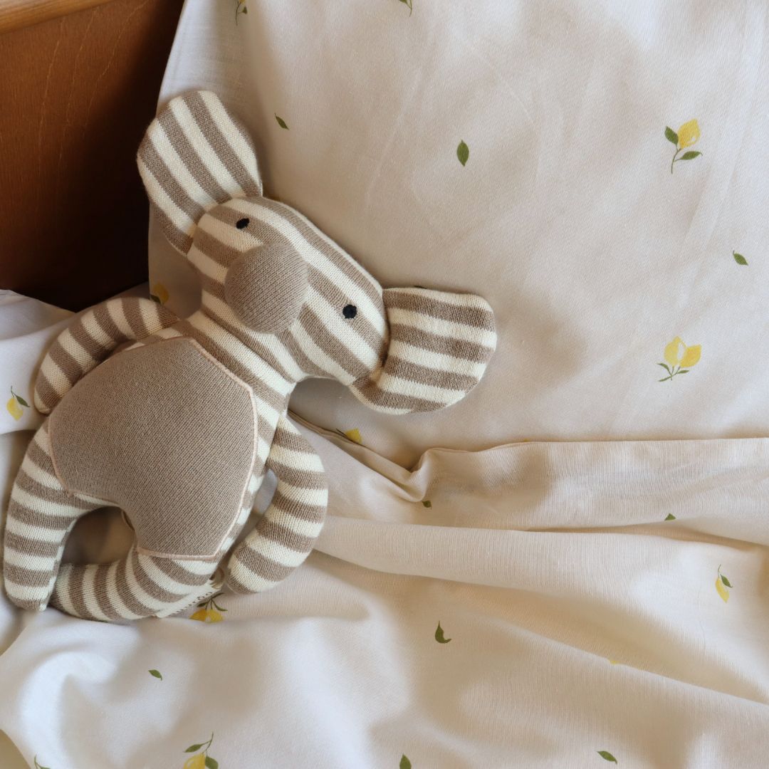 By Mats - Baby sengetøj - 100% Blødt bomuld - 70x100 cm - Lemons