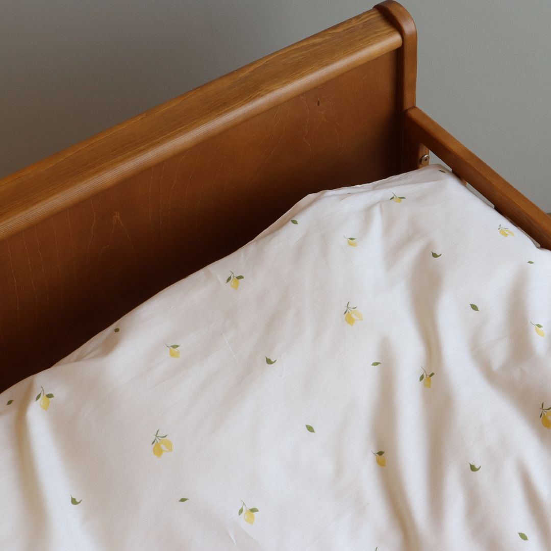 By Mats - Baby sengetøj - 100% Blødt bomuld - 70x100 cm - Lemons