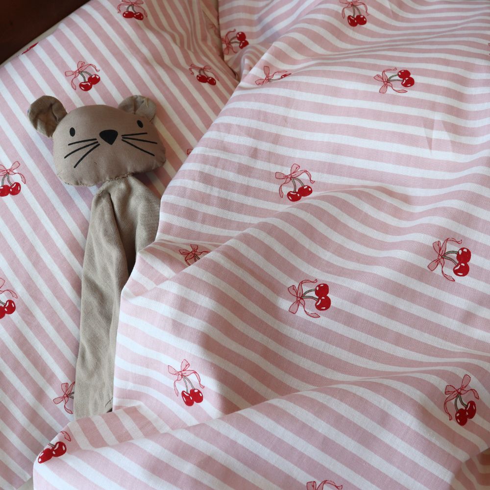 By Mats - Baby sengetøj - 100% Blødt bomuld - 70x100 cm - Cherry Bow