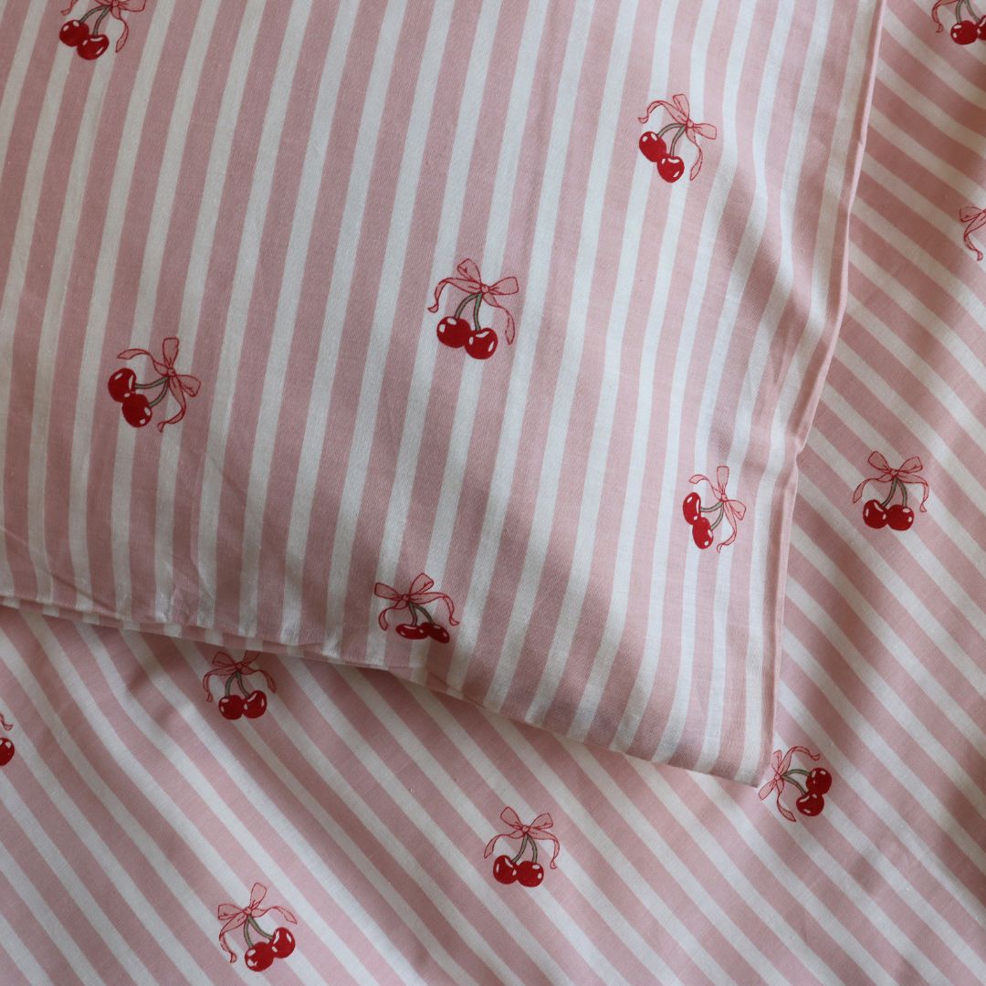 By Mats - Baby sengetøj - 100% Blødt bomuld - 70x100 cm - Cherry Bow