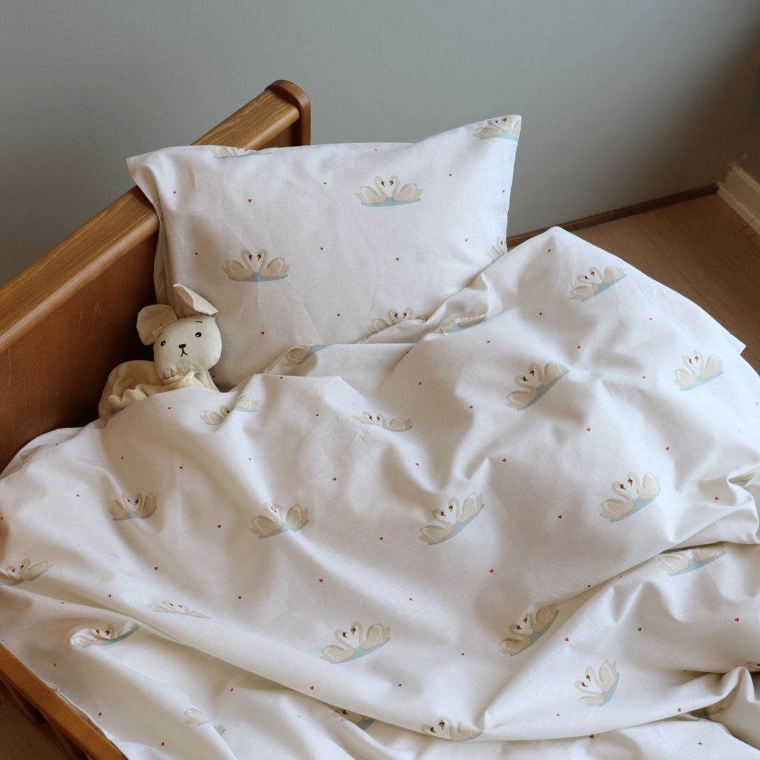 By Mats - Baby sengetøj - 100% Blødt bomuld - 70x100 cm - Swan love